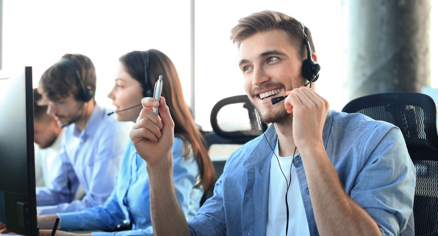 Call Center Mitarbeiter am Telefon